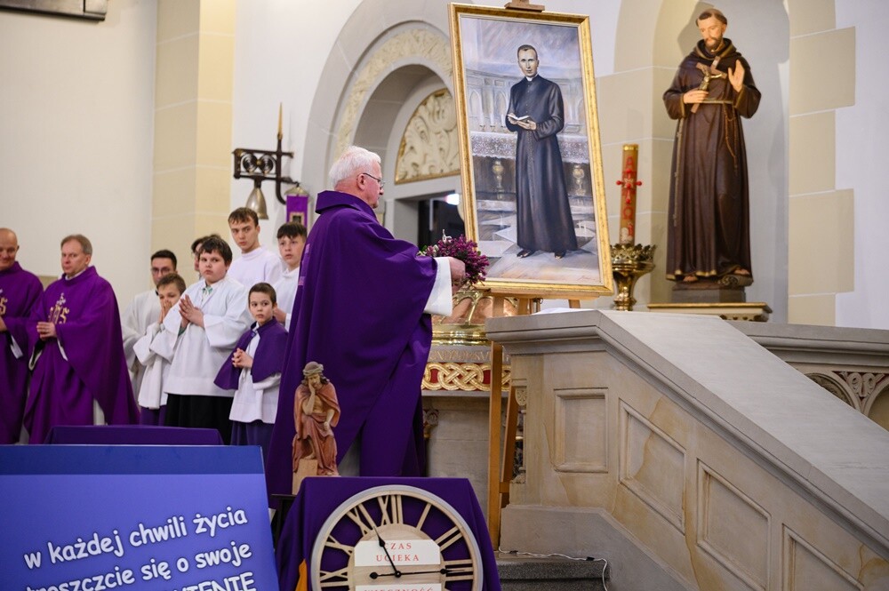 Wprowadzenie relikwii bł. Jana Machy do kościoła pw. św. Józefa w Rudzie. / fot. Parafia pw. św. Józefa w Rudzie Śląskiej