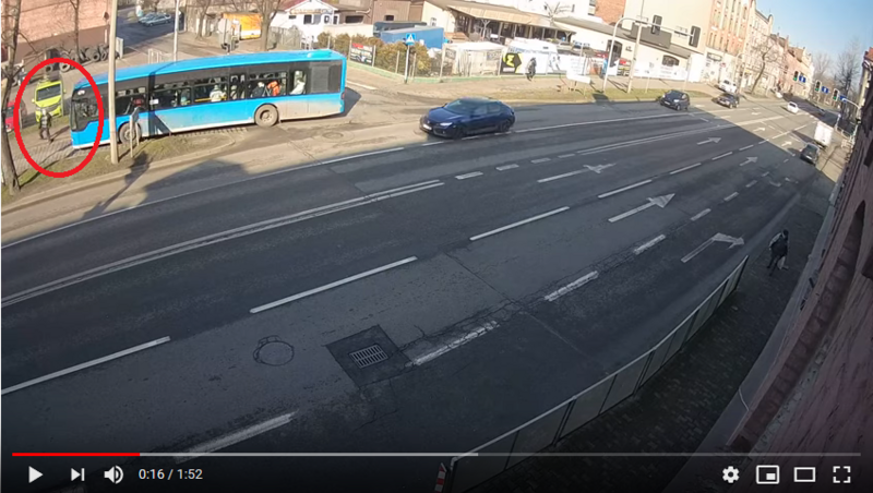 Wszedł wprost pod autobus. Pasażerowie ucierpieli w wyniku awaryjnego hamowania [FILM]