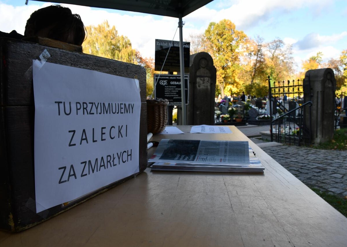 Ruda Śląska: Dzisiaj obchodzimy uroczystość Wszystkich Świętych. 1 listopada tłumnie odwiedzamy groby swoich bliskich / fot. Jacek Knapik