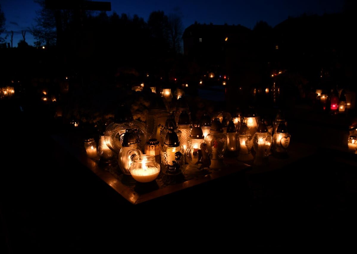 Ruda Śląska: Dzisiaj obchodzimy uroczystość Wszystkich Świętych. 1 listopada tłumnie odwiedzamy groby swoich bliskich / fot. Jacek Knapik