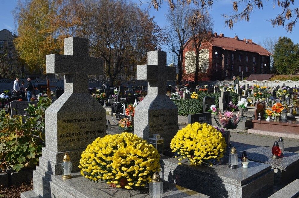 Dzisiaj obchodzimy uroczystość Wszystkich Świętych. 1 listopada tłumnie odwiedzamy groby swoich bliskich. Na cmentarzach zapłonęło tysiące zniczy.

fot. Jacek Knapik