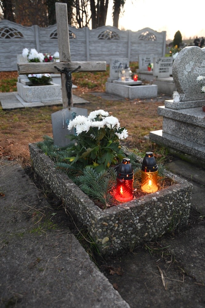 Dzisiaj obchodzimy uroczystość Wszystkich Świętych. 1 listopada tłumnie odwiedzamy groby swoich bliskich. Na cmentarzach zapłonęło tysiące zniczy.

fot. Jacek Knapik