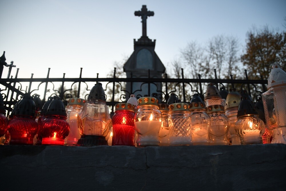 Dzisiaj obchodzimy uroczystość Wszystkich Świętych. 1 listopada tłumnie odwiedzamy groby swoich bliskich. Na cmentarzach zapłonęło tysiące zniczy.

fot. Jacek Knapik