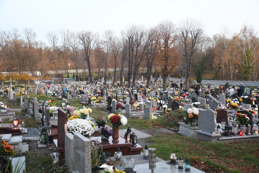 Dzisiaj obchodzimy uroczystość Wszystkich Świętych. 1 listopada tłumnie odwiedzamy groby swoich bliskich. Na cmentarzach zapłonęło tysiące zniczy.

fot. Jacek Knapik
