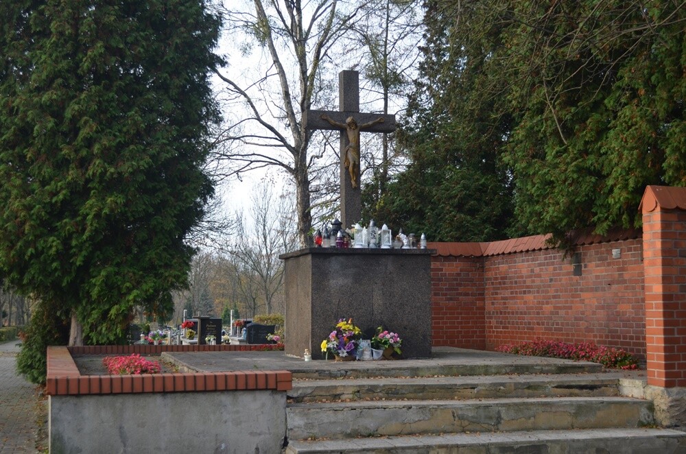 Dzisiaj obchodzimy uroczystość Wszystkich Świętych. 1 listopada tłumnie odwiedzamy groby swoich bliskich. Na cmentarzach zapłonęło tysiące zniczy.

fot. Jacek Knapik