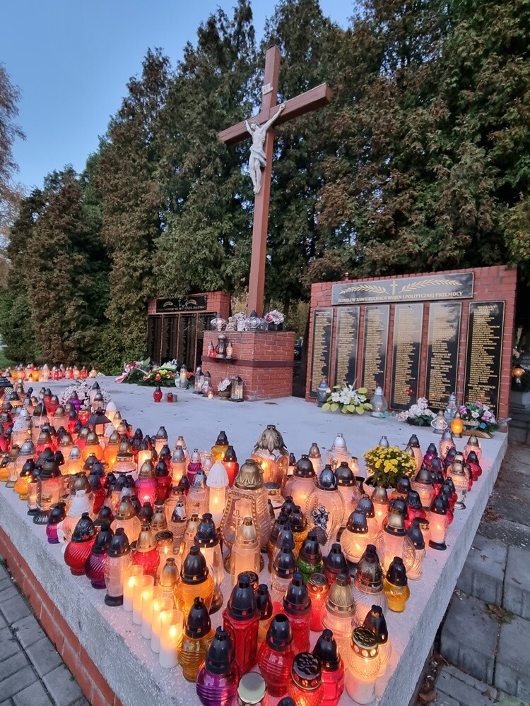 Dzisiaj obchodzimy uroczystość Wszystkich Świętych. 1 listopada tłumnie odwiedzamy groby swoich bliskich. Na cmentarzach zapłonęło tysiące zniczy.

fot. Jacek Knapik
