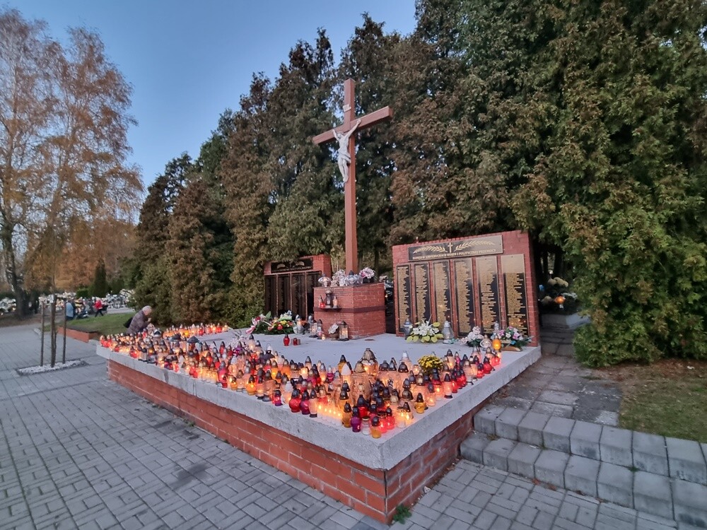 Dzisiaj obchodzimy uroczystość Wszystkich Świętych. 1 listopada tłumnie odwiedzamy groby swoich bliskich. Na cmentarzach zapłonęło tysiące zniczy.

fot. Jacek Knapik