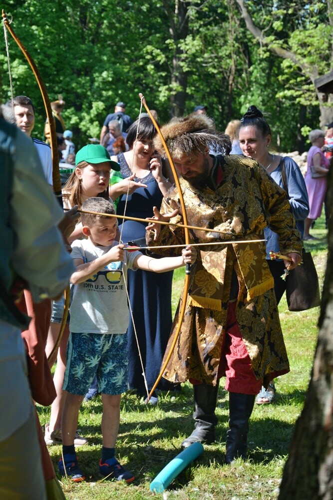 Ruiny odżywają podczas letnich weekendów. Opiekująca się nim Fundacja Zamek Chudów i działacze stale dbają o to miejsce nie tylko pod względem porządkowym i archeologicznym, ale także rozrywkowym. 

fot. Jacek Knapik