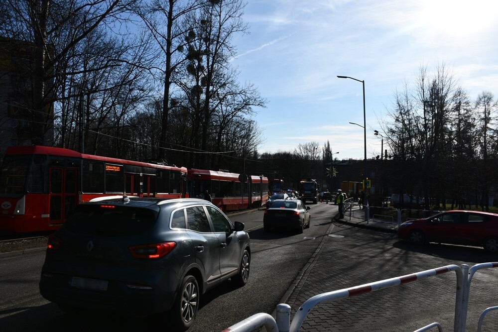 W Rudzie Śląskiej, na ulicy Odrodzenia w Wirku, doszło dziś około południa do wykolejenia tramwaju linii nr 9.