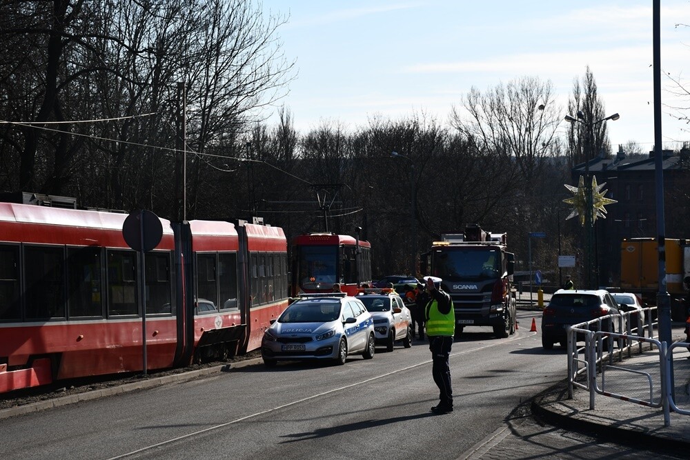 W Rudzie Śląskiej, na ulicy Odrodzenia w Wirku, doszło dziś około południa do wykolejenia tramwaju linii nr 9.