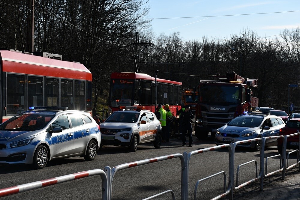 W Rudzie Śląskiej, na ulicy Odrodzenia w Wirku, doszło dziś około południa do wykolejenia tramwaju linii nr 9.