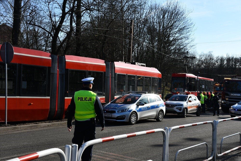 W Rudzie Śląskiej, na ulicy Odrodzenia w Wirku, doszło dziś około południa do wykolejenia tramwaju linii nr 9.