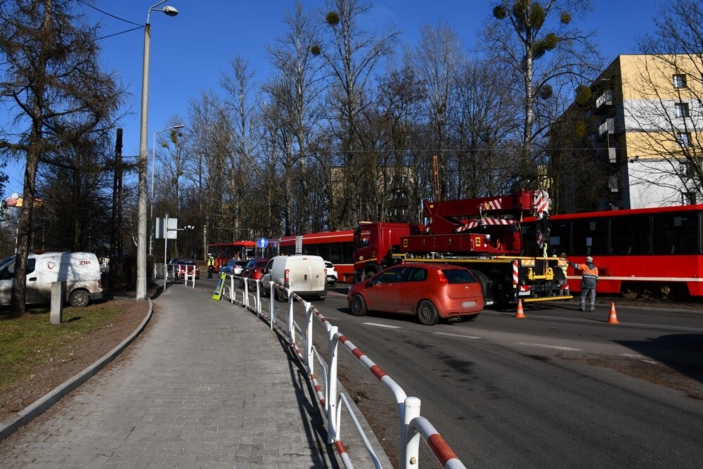 W Rudzie Śląskiej, na ulicy Odrodzenia w Wirku, doszło dziś około południa do wykolejenia tramwaju linii nr 9.
