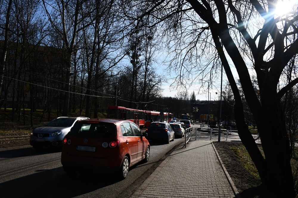 W Rudzie Śląskiej, na ulicy Odrodzenia w Wirku, doszło dziś około południa do wykolejenia tramwaju linii nr 9.