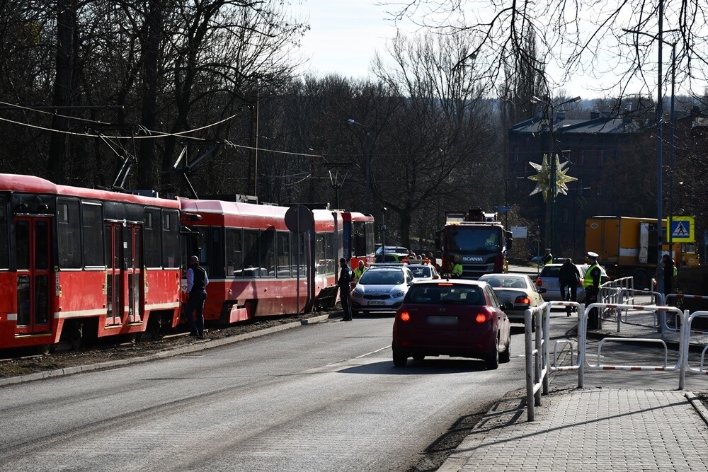 W Rudzie Śląskiej, na ulicy Odrodzenia w Wirku, doszło dziś około południa do wykolejenia tramwaju linii nr 9.