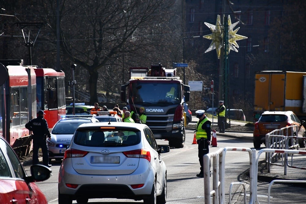 W Rudzie Śląskiej, na ulicy Odrodzenia w Wirku, doszło dziś około południa do wykolejenia tramwaju linii nr 9.
