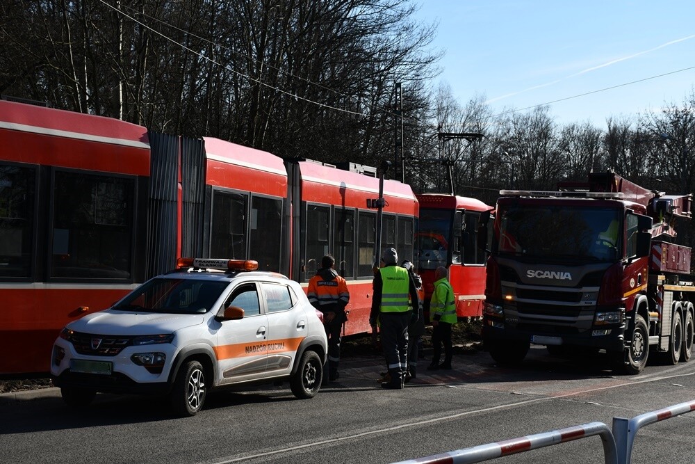 W Rudzie Śląskiej, na ulicy Odrodzenia w Wirku, doszło dziś około południa do wykolejenia tramwaju linii nr 9.