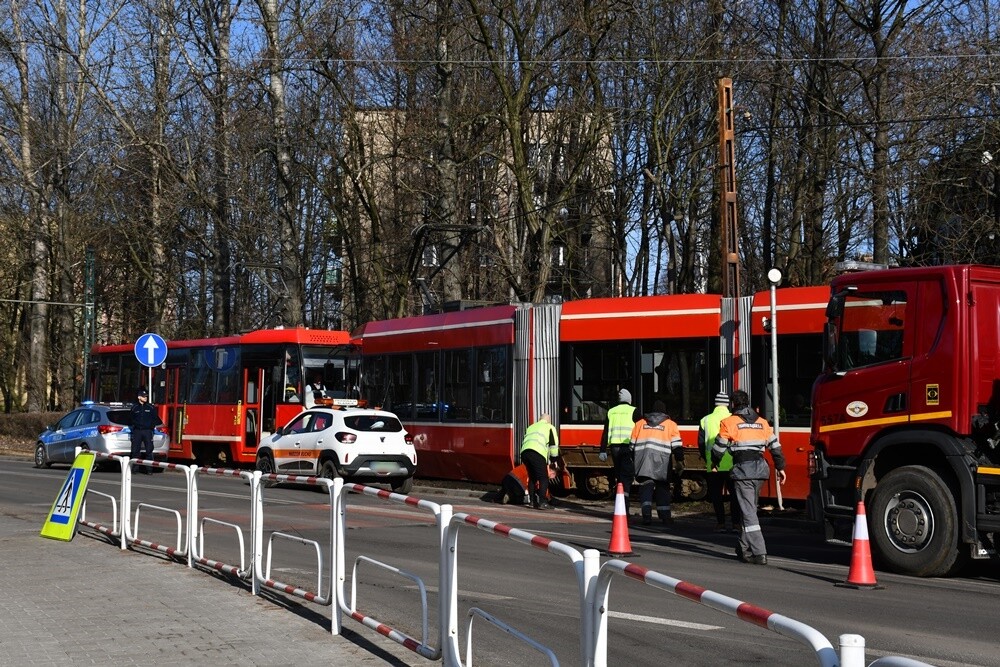 W Rudzie Śląskiej, na ulicy Odrodzenia w Wirku, doszło dziś około południa do wykolejenia tramwaju linii nr 9.