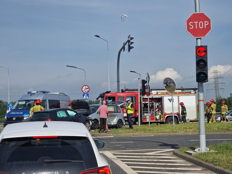 Wypadek na Chudowskiej. Kierowca przejechał na czerwonym świetle i uderzył w inny pojazd