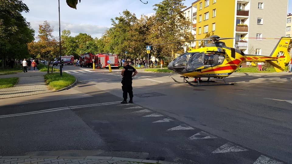 W Świętochłowicach na skrzyżowaniu ulic Korfantego i Powstańców Śląskich doszło do poważnego wypadku. Policyjny radiowóz uderzył w drzewo. Jeden z policjantów biorących udział w wypadku, został przetransportowany do szpitala przez Lotnicze Pogotowie Ratunkowe.