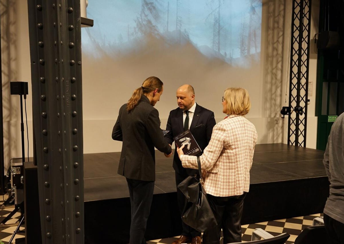 W Stacji Biblioteka w Rudzie Śląskiej odbyło się otwarcie wystawy „Czarne Światło”. Wystawa potrwa do 14 lutego / fot. Bartłomiej Cyrus