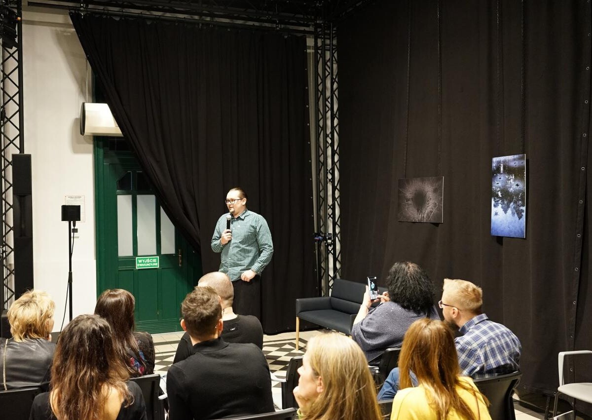 W Stacji Biblioteka w Rudzie Śląskiej odbyło się otwarcie wystawy „Czarne Światło”. Wystawa potrwa do 14 lutego / fot. Bartłomiej Cyrus