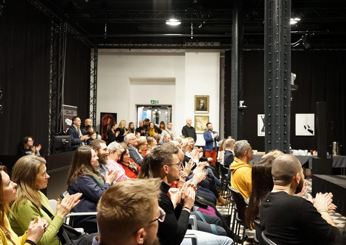 W Stacji Biblioteka w Rudzie Śląskiej odbyło się otwarcie wystawy „Czarne Światło”. Wystawa potrwa do 14 lutego / fot. Bartłomiej Cyrus