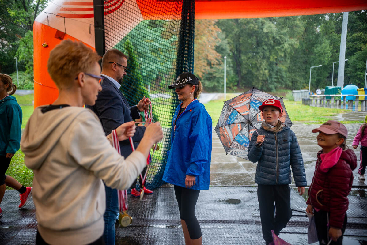 Dzielni uczestnicy zgromadzili się na Burloch Arenie, by wspólnie uczcić Śląskie Obchody Dnia Zdrowia Psychicznego / fot. Natalia Salwiczek