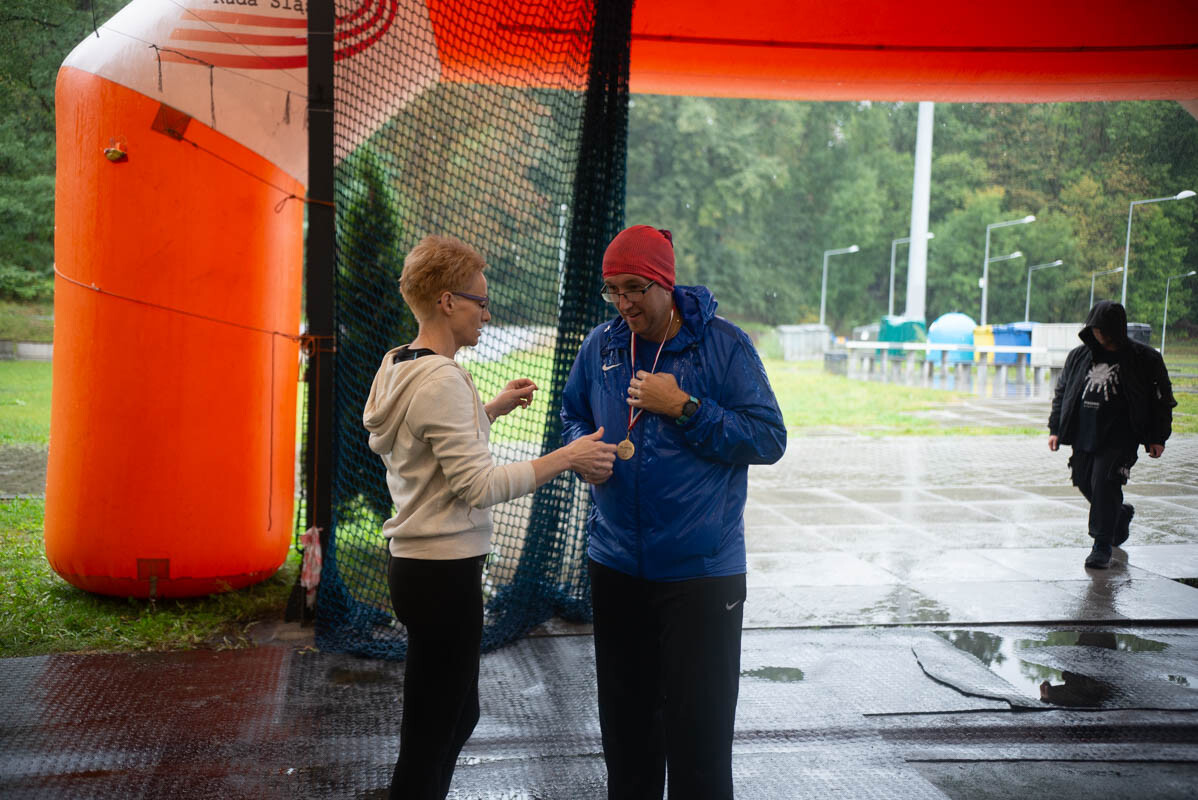 Dzielni uczestnicy zgromadzili się na Burloch Arenie, by wspólnie uczcić Śląskie Obchody Dnia Zdrowia Psychicznego / fot. Natalia Salwiczek