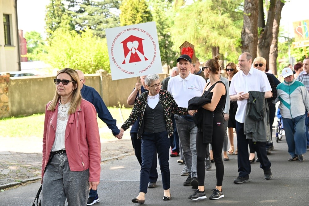 Mszą świętą, przemarszem i uroczystym przekazaniem klucza do bram Rudy Śląskiej rozpoczęliśmy dzisiaj XIX Tydzień Godności Osób z Niepełnosprawnościami.

fot. UM Ruda Śląska