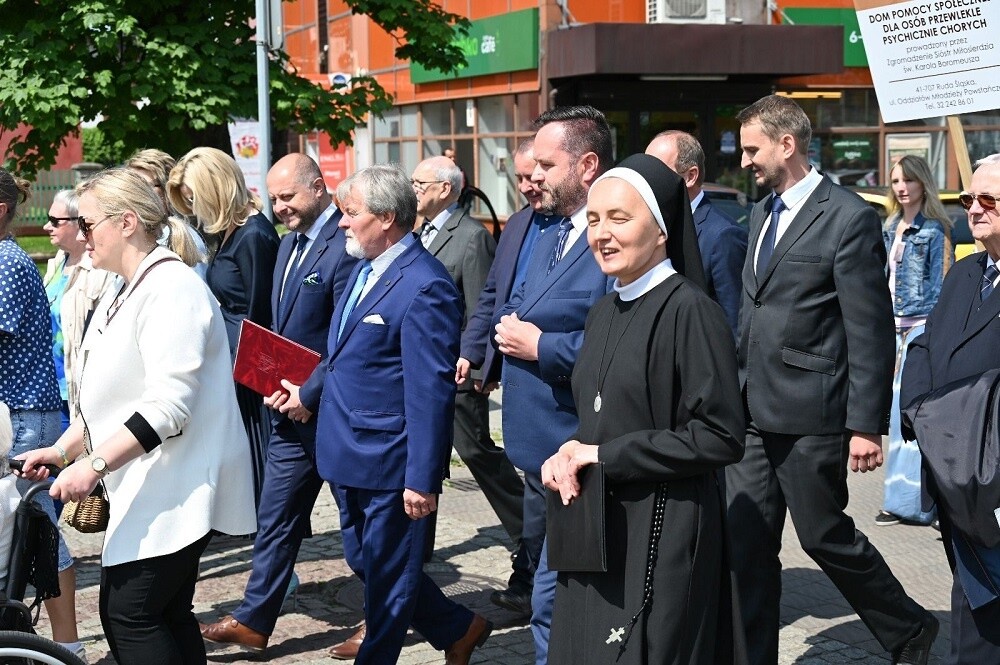 Mszą świętą, przemarszem i uroczystym przekazaniem klucza do bram Rudy Śląskiej rozpoczęliśmy dzisiaj XIX Tydzień Godności Osób z Niepełnosprawnościami.

fot. UM Ruda Śląska