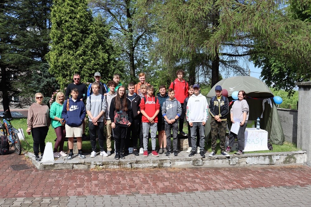 1 czerwca społeczność Kopernika zorganizowała XVII Szkolny Rajd Pieszy, który ze względu na ten szczególny dzień odbył się pod hasłem: "Wszystkie dzieci nasze są".

fot. ZS nr 6