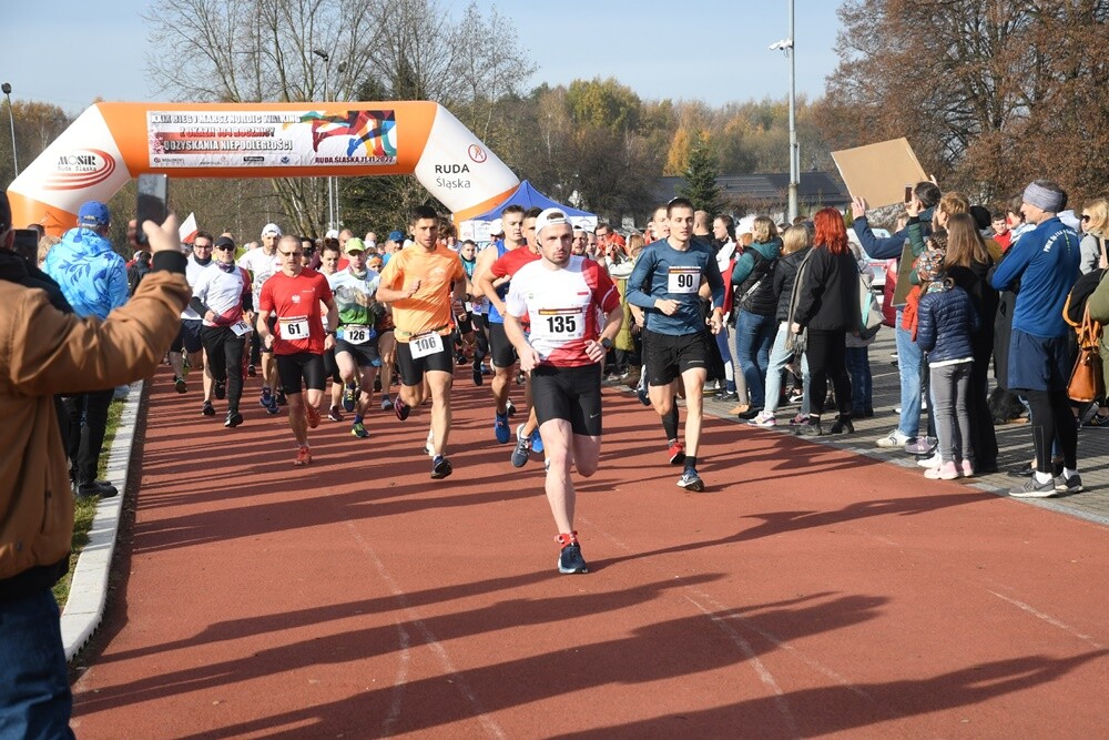 W lasach halembskich rudzianie świętowali 11 listopada na sportowo. Zostały tam zorganizowane XXIX Biegi Niepodległości. 

fot. Jacek Knapik