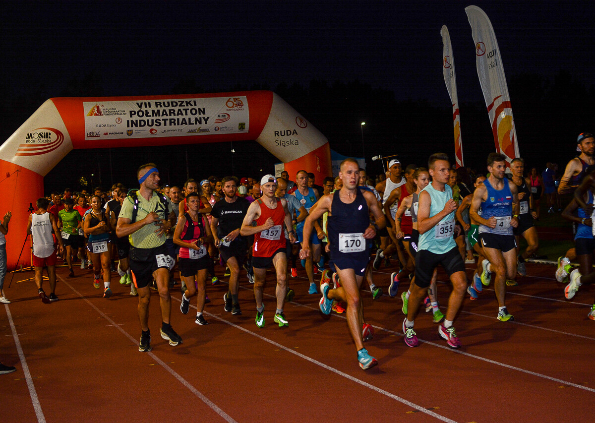 Kolejna odsłona Rudzkiego Półmaratonu Industrialnego za nami. Kilkuset zawodników ruszyło na nocną trasę ulicami naszego miasta, by zmierzyć się z połową królewskiego dystansu. Mamy zdjęcia!