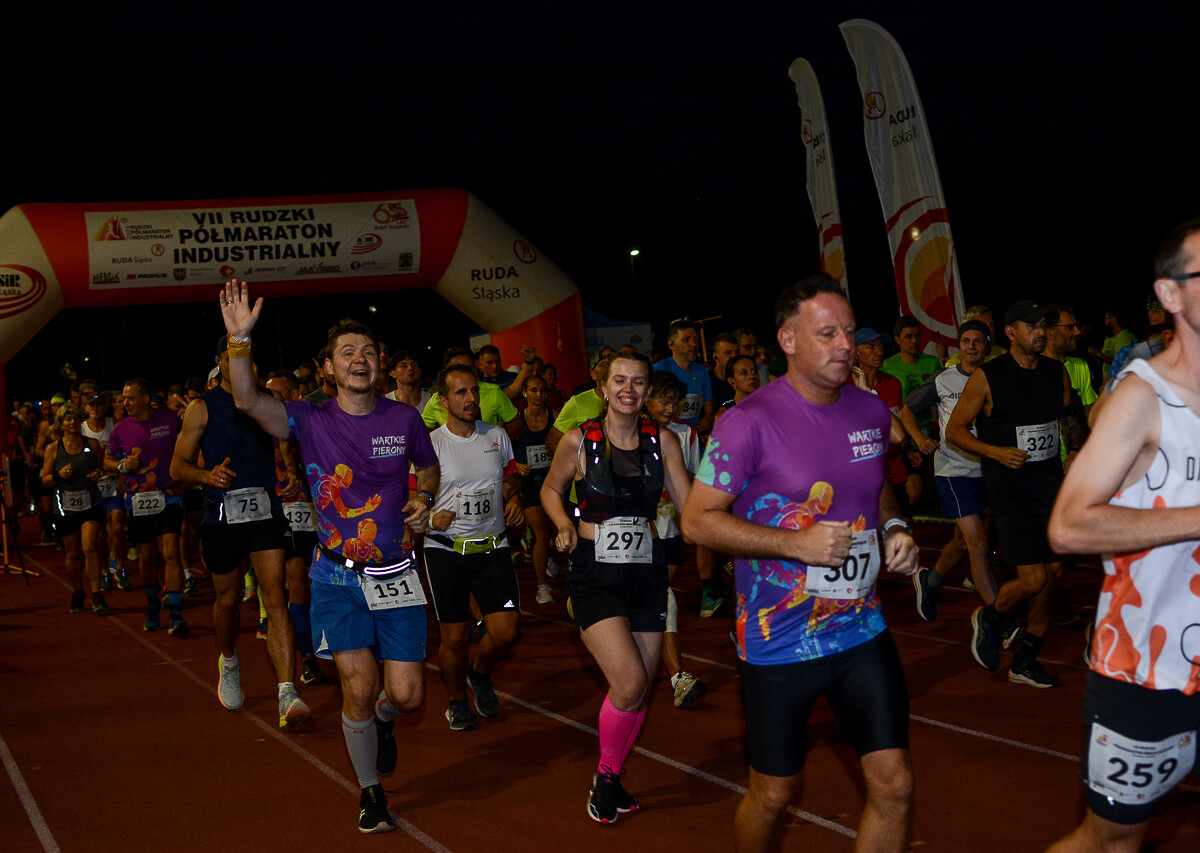 Kolejna odsłona Rudzkiego Półmaratonu Industrialnego za nami. Kilkuset zawodników ruszyło na nocną trasę ulicami naszego miasta, by zmierzyć się z połową królewskiego dystansu. Mamy zdjęcia!