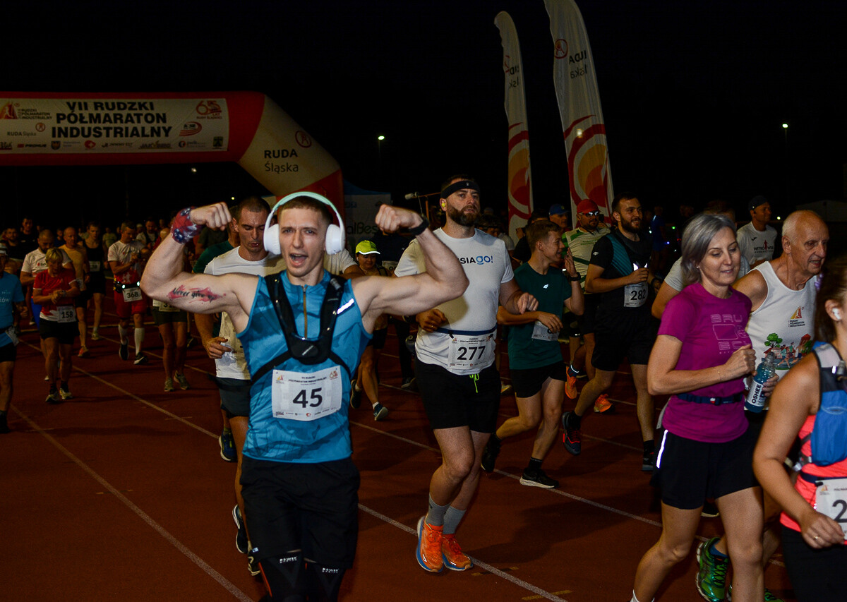 Kolejna odsłona Rudzkiego Półmaratonu Industrialnego za nami. Kilkuset zawodników ruszyło na nocną trasę ulicami naszego miasta, by zmierzyć się z połową królewskiego dystansu. Mamy zdjęcia!