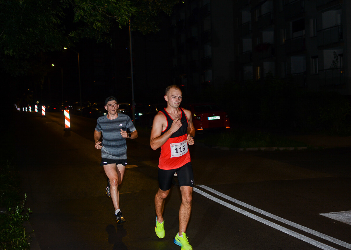 Kolejna odsłona Rudzkiego Półmaratonu Industrialnego za nami. Kilkuset zawodników ruszyło na nocną trasę ulicami naszego miasta, by zmierzyć się z połową królewskiego dystansu. Mamy zdjęcia!
