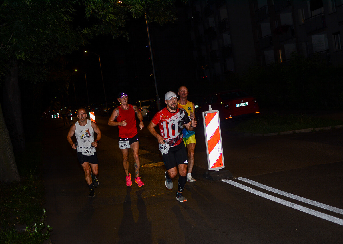 Kolejna odsłona Rudzkiego Półmaratonu Industrialnego za nami. Kilkuset zawodników ruszyło na nocną trasę ulicami naszego miasta, by zmierzyć się z połową królewskiego dystansu. Mamy zdjęcia!