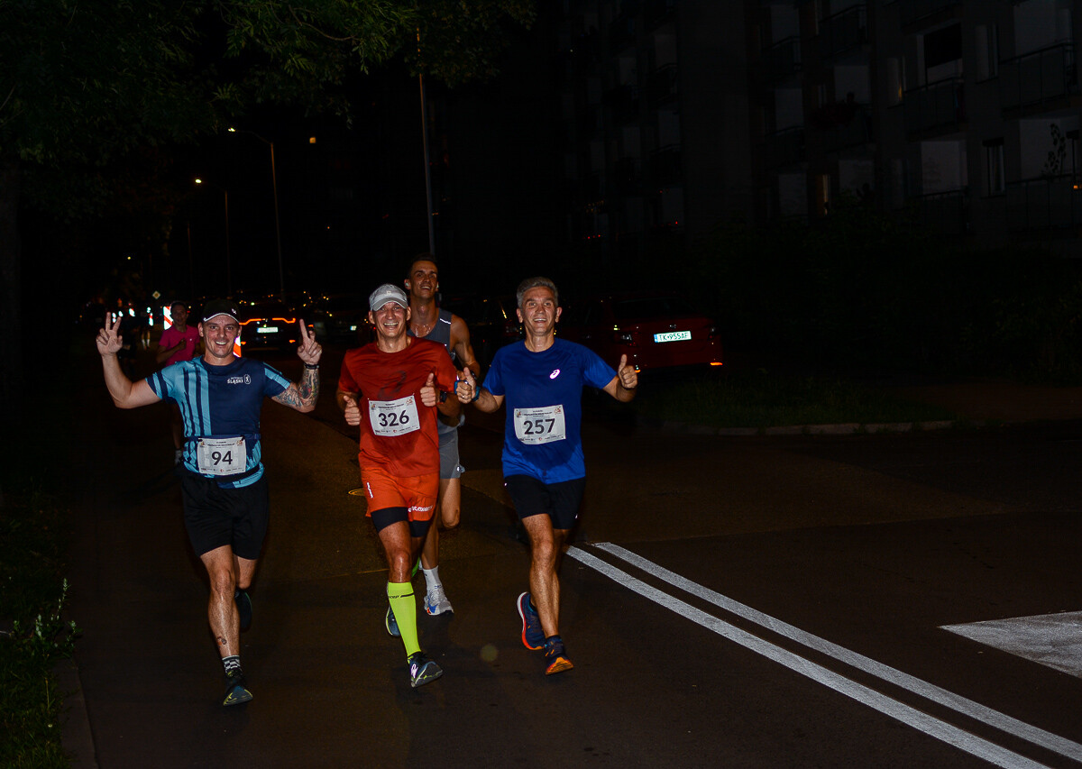 Kolejna odsłona Rudzkiego Półmaratonu Industrialnego za nami. Kilkuset zawodników ruszyło na nocną trasę ulicami naszego miasta, by zmierzyć się z połową królewskiego dystansu. Mamy zdjęcia!