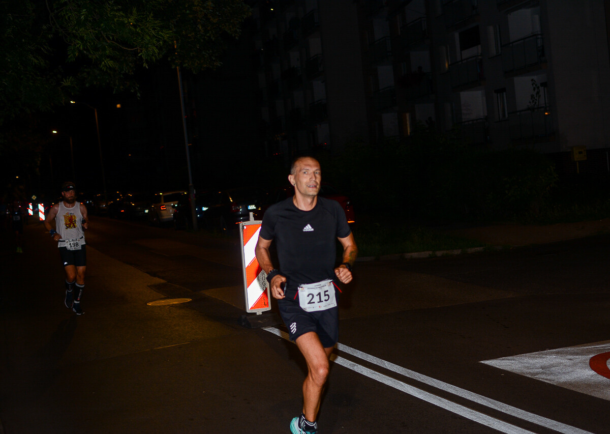 Kolejna odsłona Rudzkiego Półmaratonu Industrialnego za nami. Kilkuset zawodników ruszyło na nocną trasę ulicami naszego miasta, by zmierzyć się z połową królewskiego dystansu. Mamy zdjęcia!