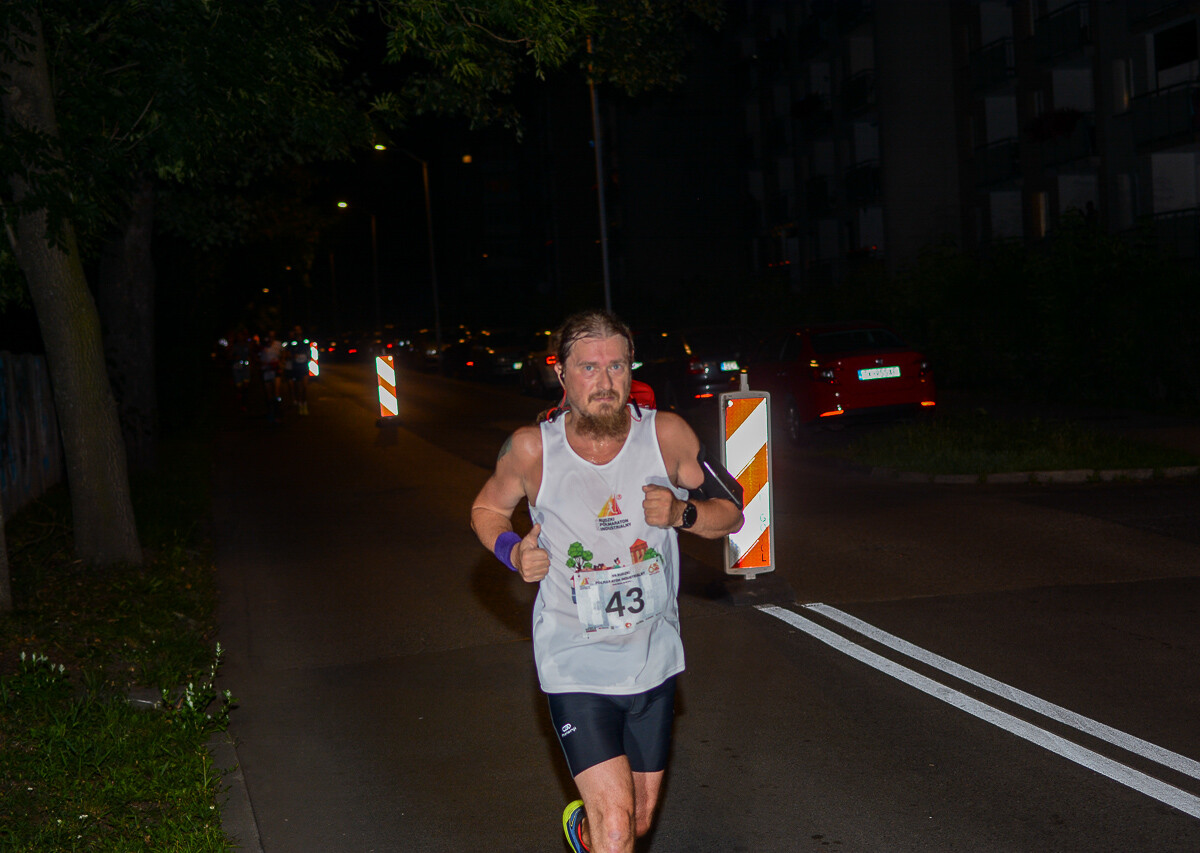 Kolejna odsłona Rudzkiego Półmaratonu Industrialnego za nami. Kilkuset zawodników ruszyło na nocną trasę ulicami naszego miasta, by zmierzyć się z połową królewskiego dystansu. Mamy zdjęcia!