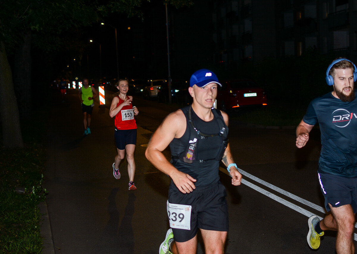 Kolejna odsłona Rudzkiego Półmaratonu Industrialnego za nami. Kilkuset zawodników ruszyło na nocną trasę ulicami naszego miasta, by zmierzyć się z połową królewskiego dystansu. Mamy zdjęcia!