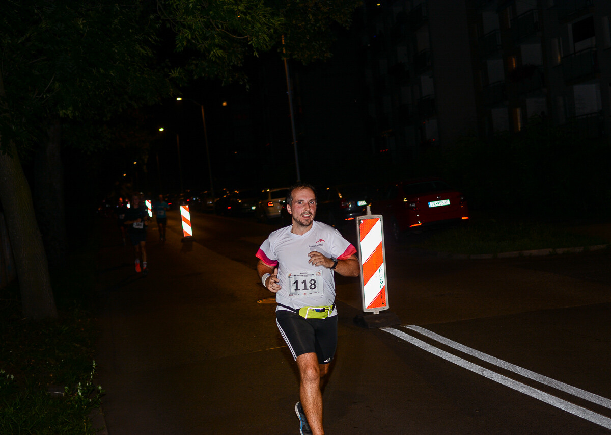 Kolejna odsłona Rudzkiego Półmaratonu Industrialnego za nami. Kilkuset zawodników ruszyło na nocną trasę ulicami naszego miasta, by zmierzyć się z połową królewskiego dystansu. Mamy zdjęcia!