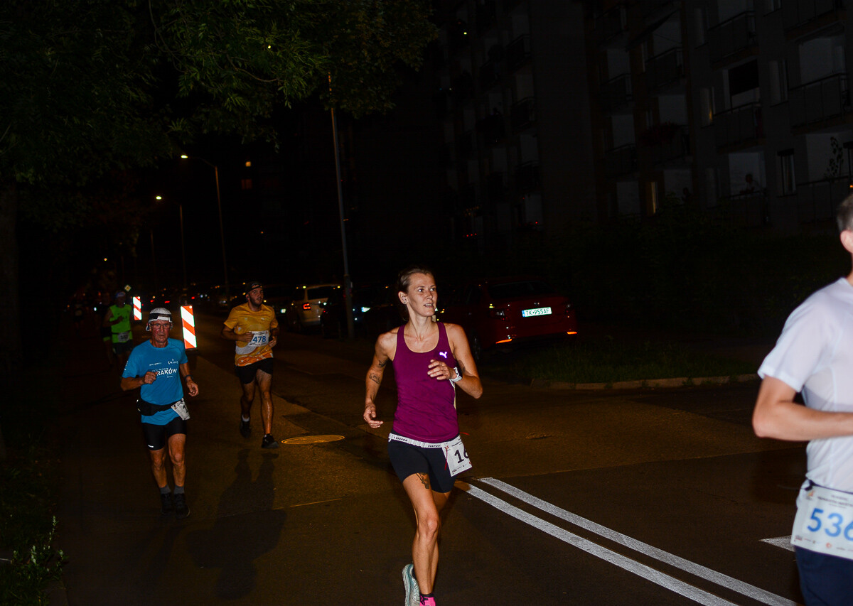 Kolejna odsłona Rudzkiego Półmaratonu Industrialnego za nami. Kilkuset zawodników ruszyło na nocną trasę ulicami naszego miasta, by zmierzyć się z połową królewskiego dystansu. Mamy zdjęcia!