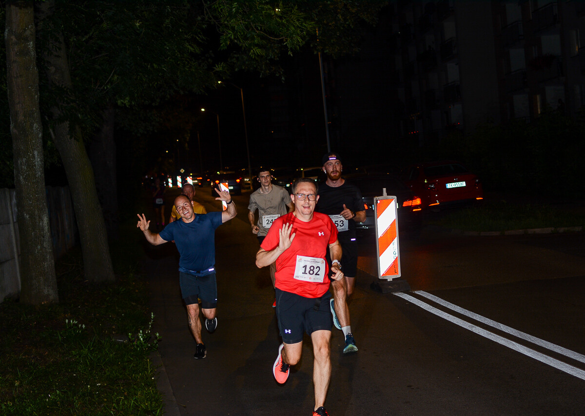 Kolejna odsłona Rudzkiego Półmaratonu Industrialnego za nami. Kilkuset zawodników ruszyło na nocną trasę ulicami naszego miasta, by zmierzyć się z połową królewskiego dystansu. Mamy zdjęcia!