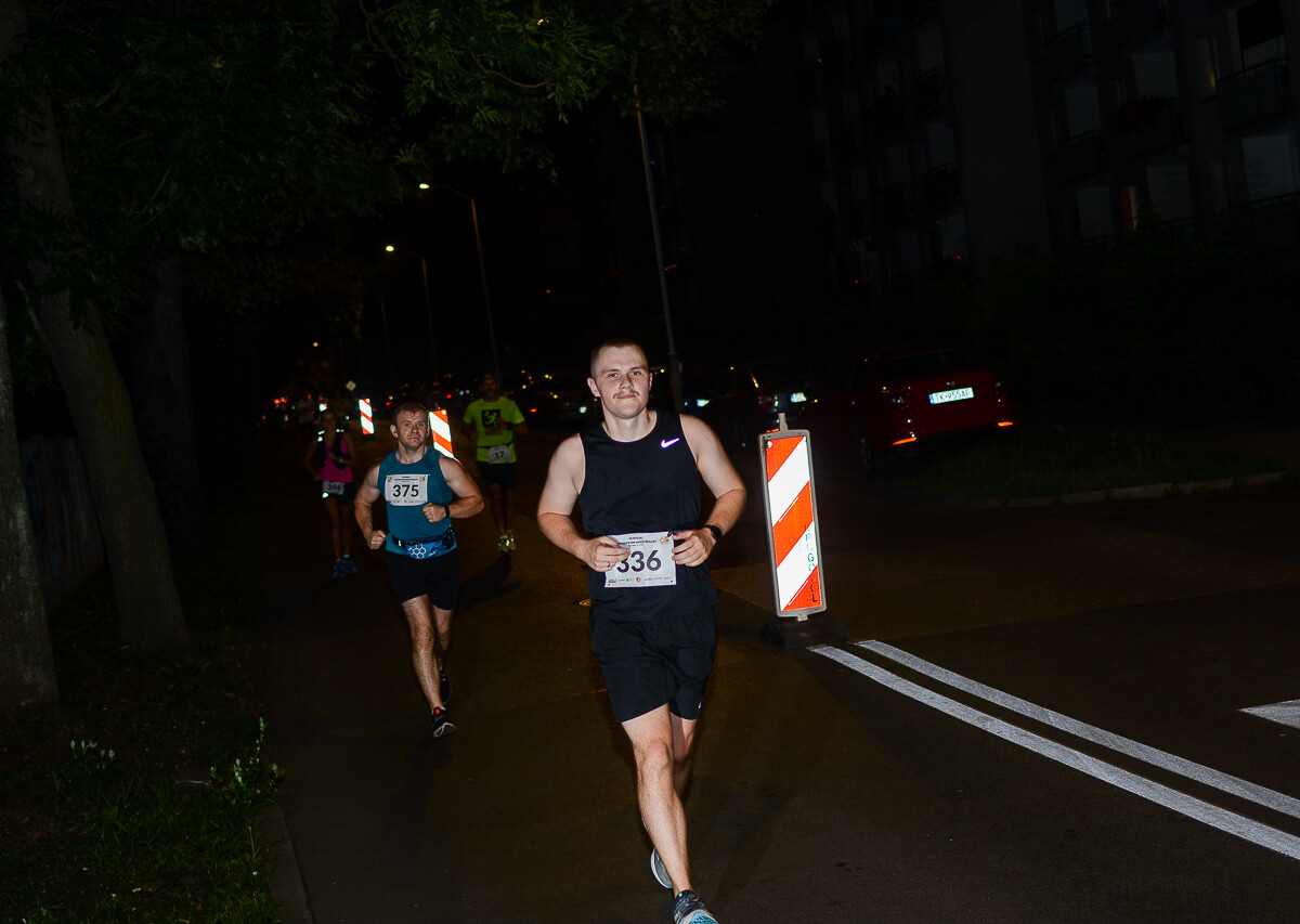 Kolejna odsłona Rudzkiego Półmaratonu Industrialnego za nami. Kilkuset zawodników ruszyło na nocną trasę ulicami naszego miasta, by zmierzyć się z połową królewskiego dystansu. Mamy zdjęcia!