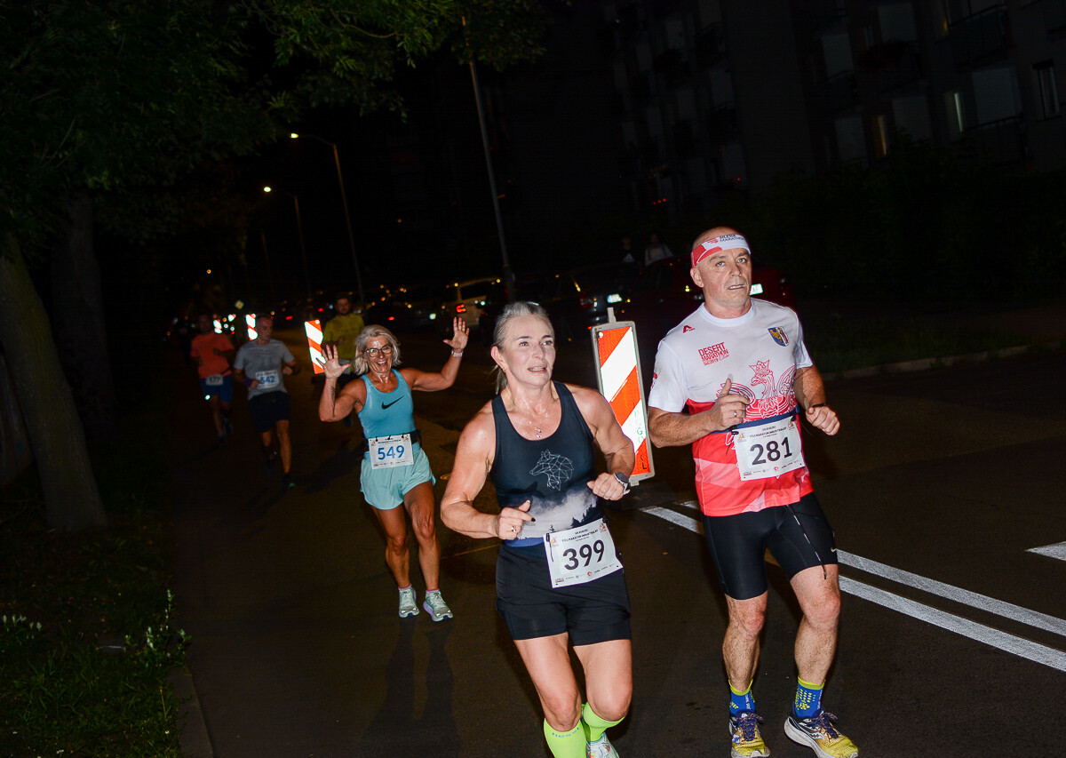 Kolejna odsłona Rudzkiego Półmaratonu Industrialnego za nami. Kilkuset zawodników ruszyło na nocną trasę ulicami naszego miasta, by zmierzyć się z połową królewskiego dystansu. Mamy zdjęcia!