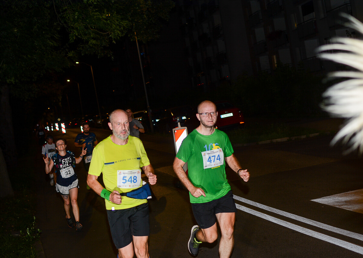 Kolejna odsłona Rudzkiego Półmaratonu Industrialnego za nami. Kilkuset zawodników ruszyło na nocną trasę ulicami naszego miasta, by zmierzyć się z połową królewskiego dystansu. Mamy zdjęcia!