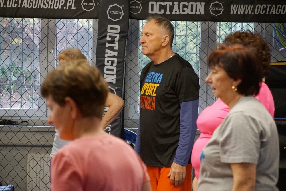 Aktywni seniorzy i wesoła atmosfera na zajęciach fundacji Zapasy Sportem Wszystkich Dzieci.