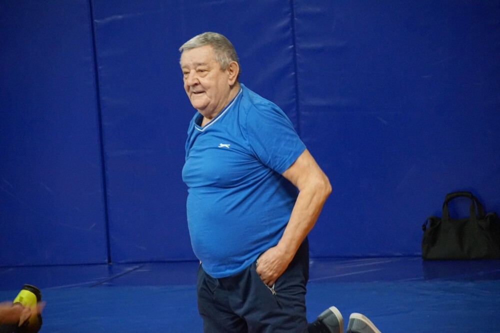 Aktywni seniorzy i wesoła atmosfera na zajęciach fundacji Zapasy Sportem Wszystkich Dzieci.